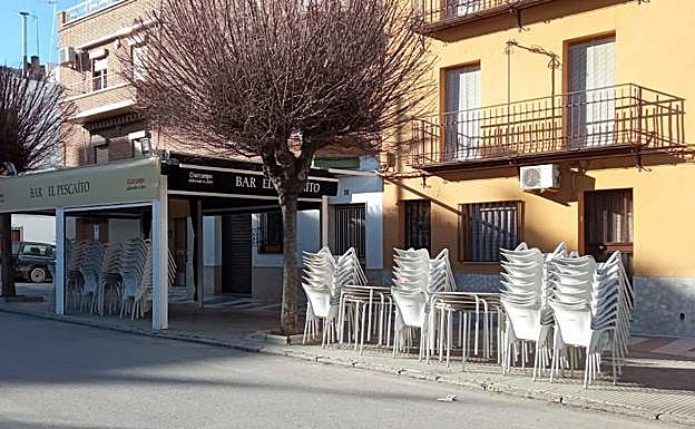 Bar cerrado y recogido ayer al mediodía en la localidad torrecampeña. 