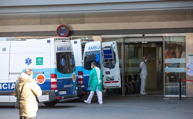 Granada roza ya las 400 personas hospitalizadas y alcanza el pico en UCI del último mes