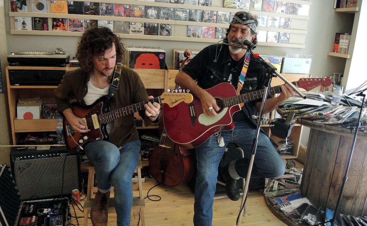 Mathew & Juan, con guitarra eléctrica y acústica, más armónica.