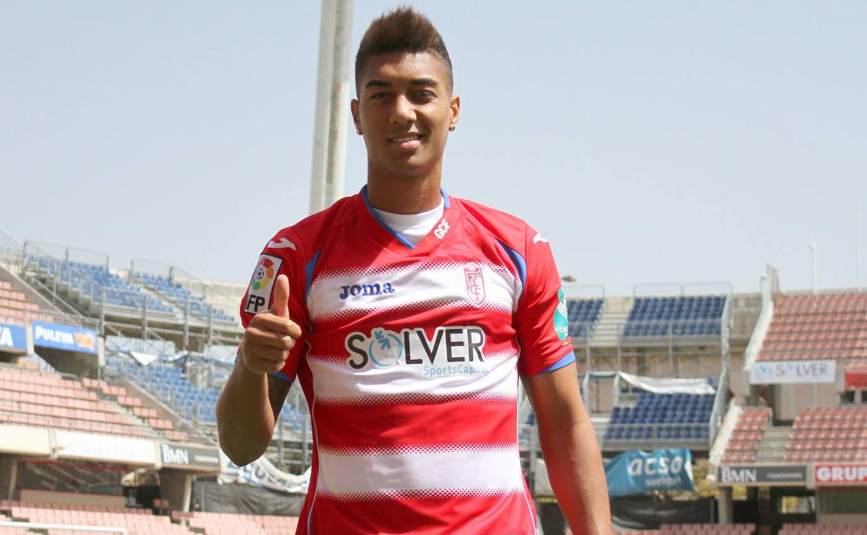 Eddy Silvestre posa feliz en su presentación como futbolista del Granada en septiembre de 2014. 