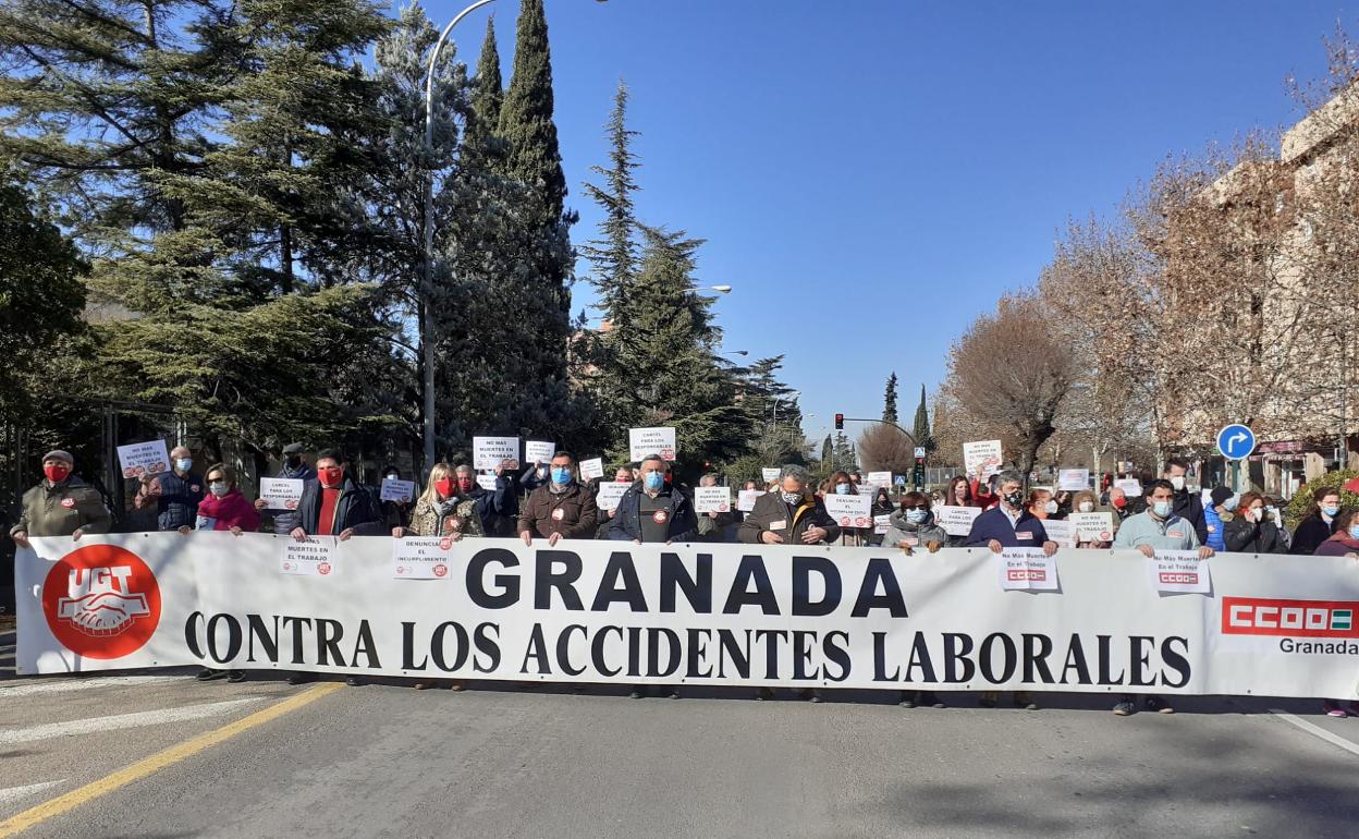 Concentración sindical por el fallecimiento de la adminstrativa del Virgen de las Nieves fallecida por Covid-19.