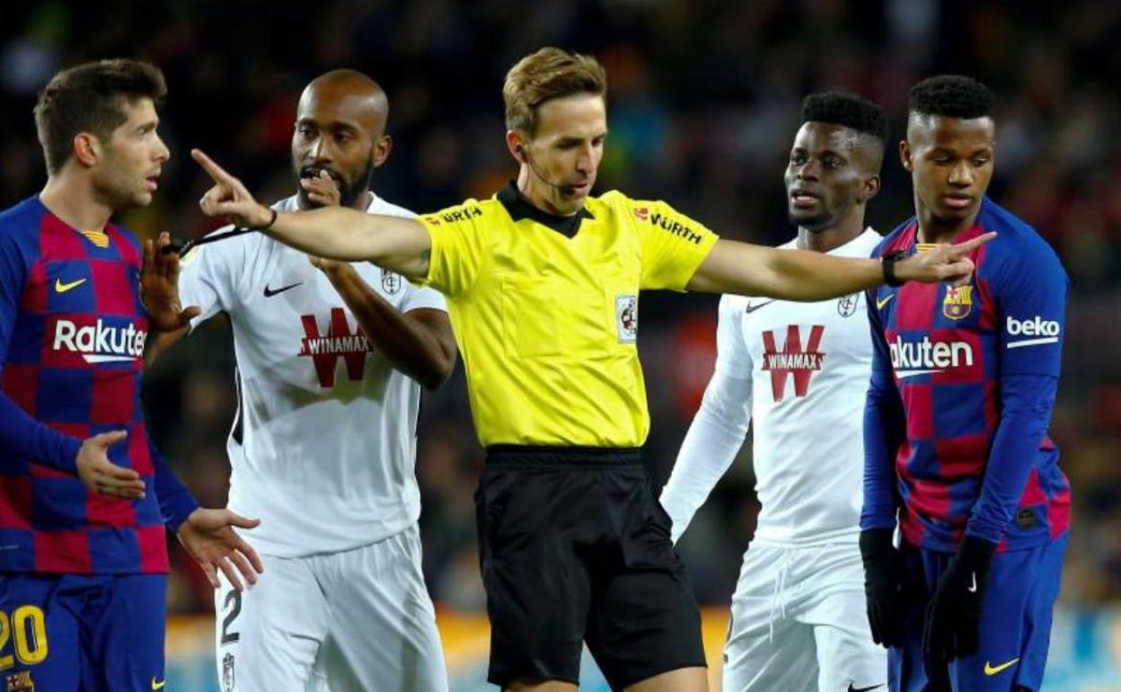 Pizarro Gómez entre jugadores rojiblancos y culés. 