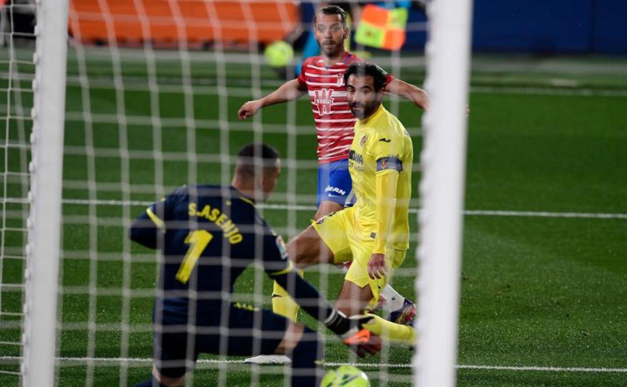 Soldado supera a Asenjo en el primer gol del partido. 