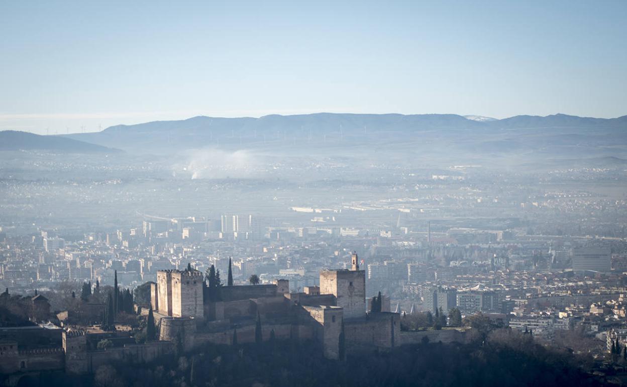 La neblina sobre la capital y el Área Metropolitana, vista desde el mirador de San Miguel Alto.
