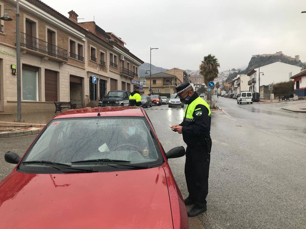 Un Policía Local en un control de movilidad en la entrada de Íllora. 