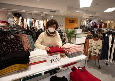 Imagen secundaria 1 - Lola y Kaoutar, en la sala del restaurante Damasqueros del Realejo. Gertru, sola en su tienda de moda entre Bib Rambla y Mesones. Nicolás mata el tiempo con un tebeo entre las manos. 