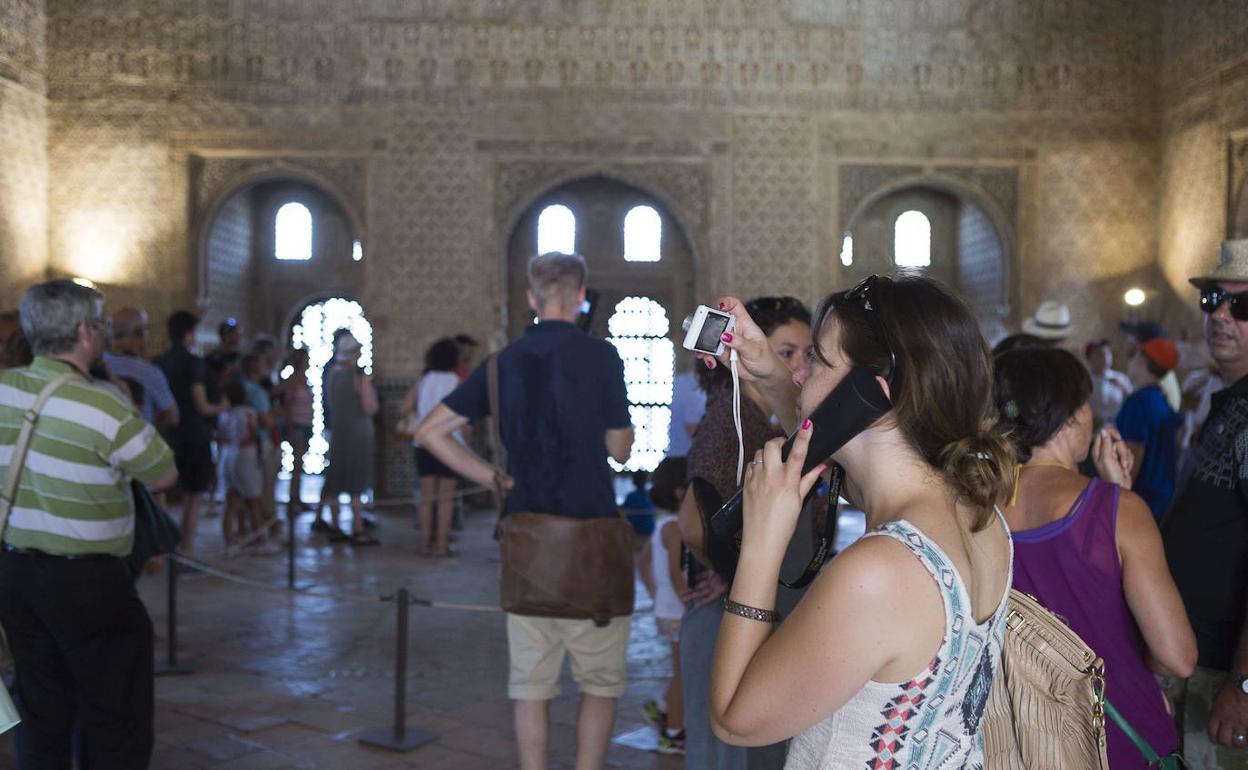 Una turista con un aparato en una foto de archivo, ya que el servicio está suspendido por la Covid-19. 