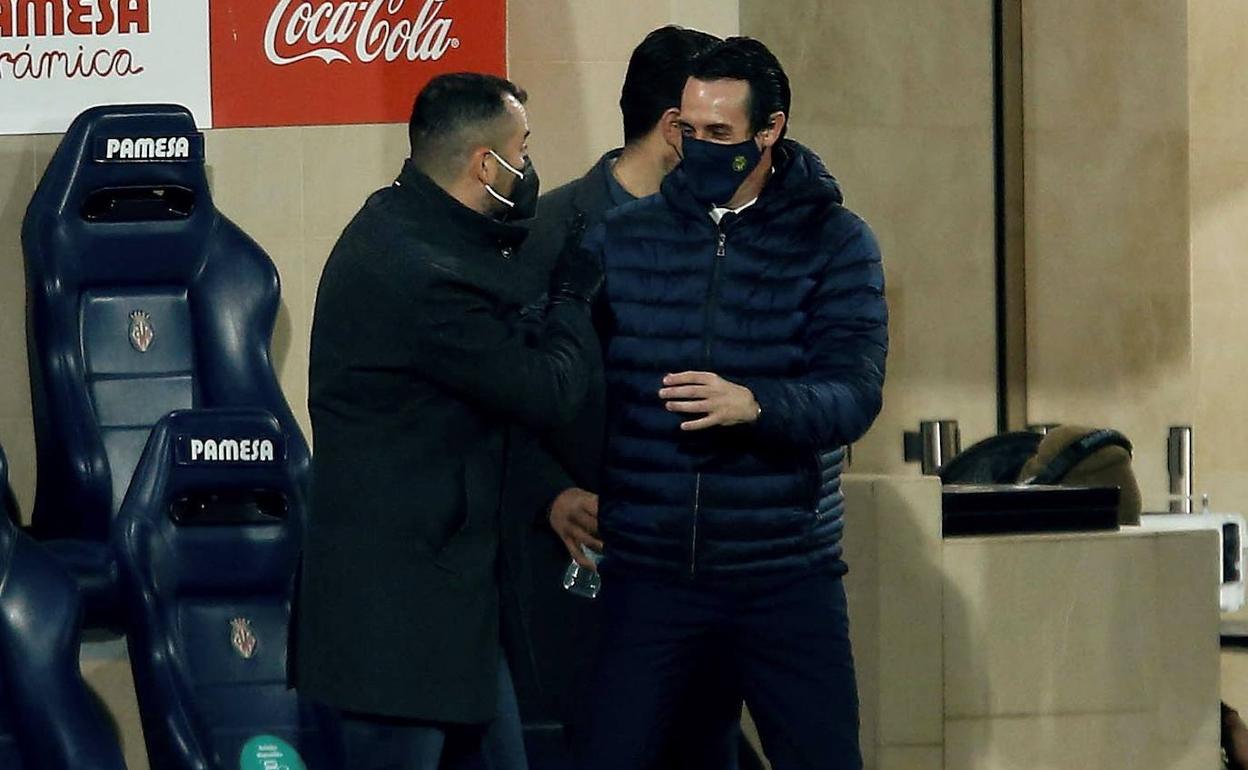 Diego Martínez se saluda afectuosamente con Unai Emery antes del partido. Luego no acabaron tan bien. 