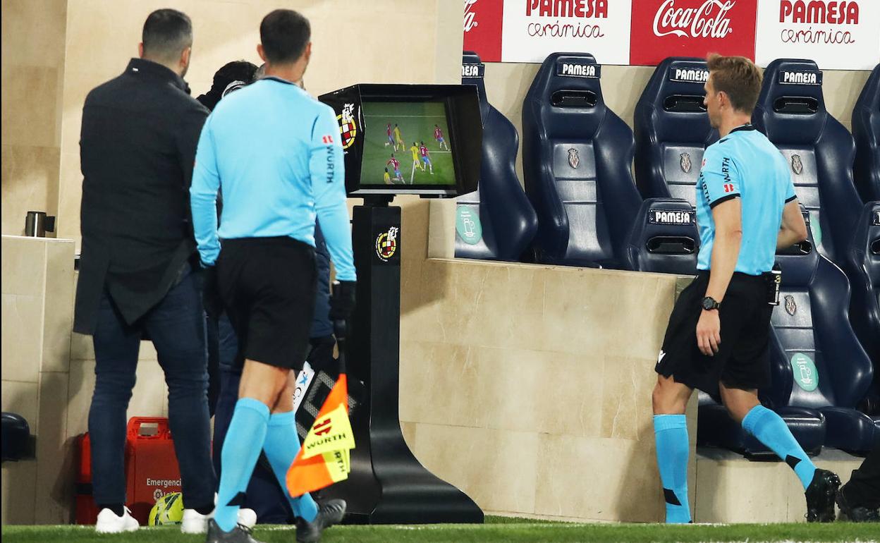 Pizarro Gómez consulta en el VAR el polémico penalti de Eteki sobre Yéremi Pino. 