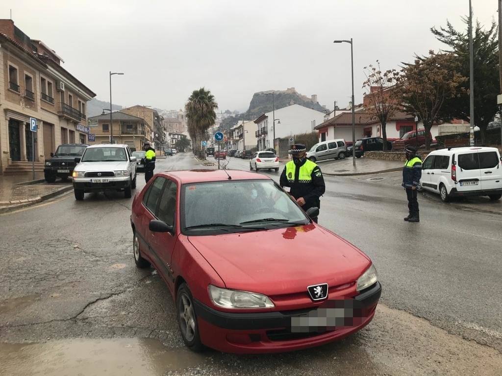 La Policía Local de Íllora durante un control del cierre perimetral. 