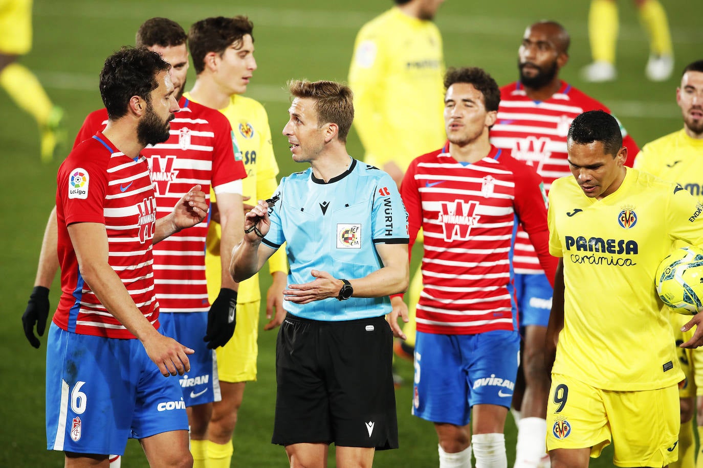 Germán discute con el árbitro Pizarro, que señaló dos penaltis y calentó 'a los de la pizarra'.