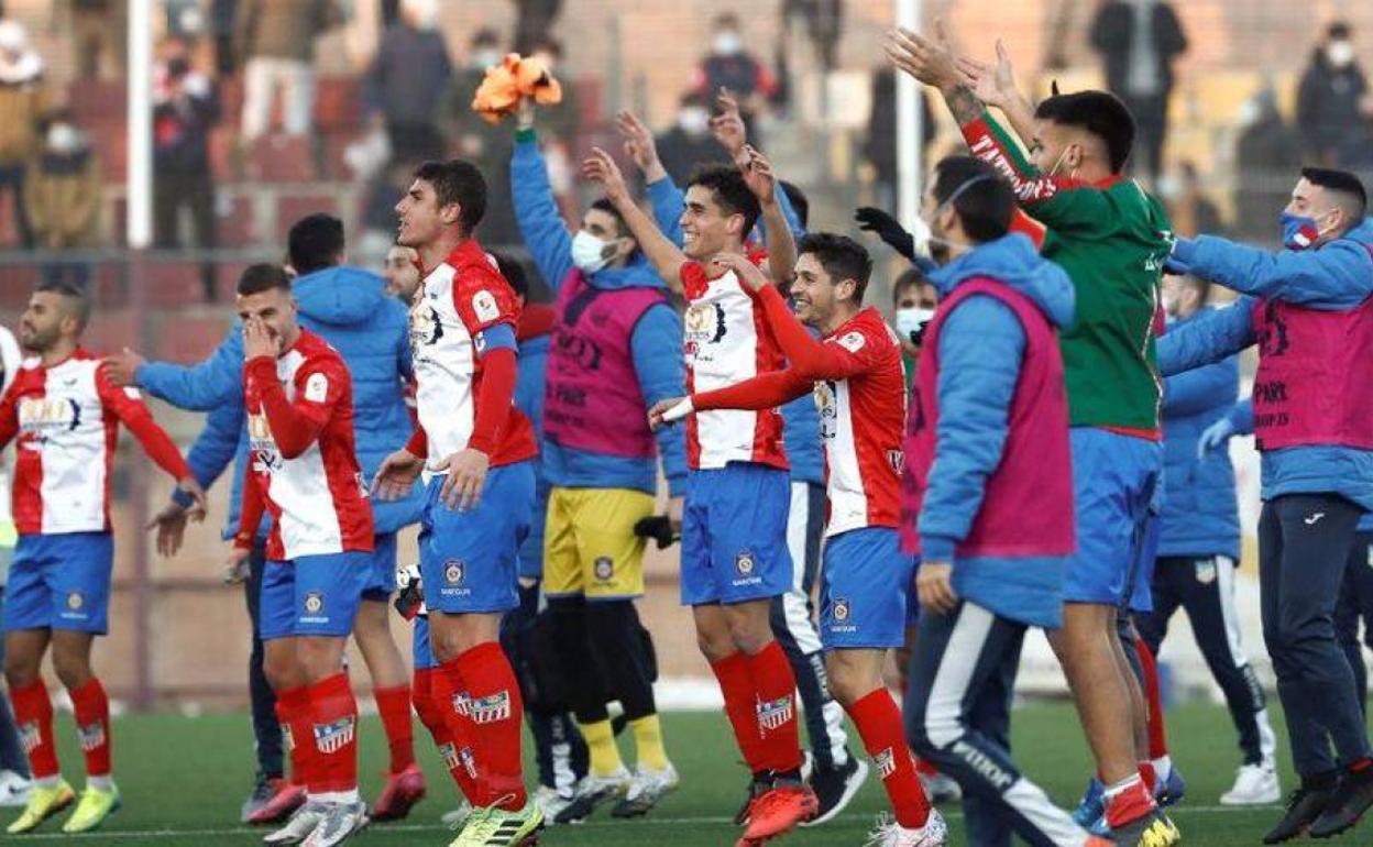 Los jugadores del Navalcarnero celebran el pase a octavos de final. 