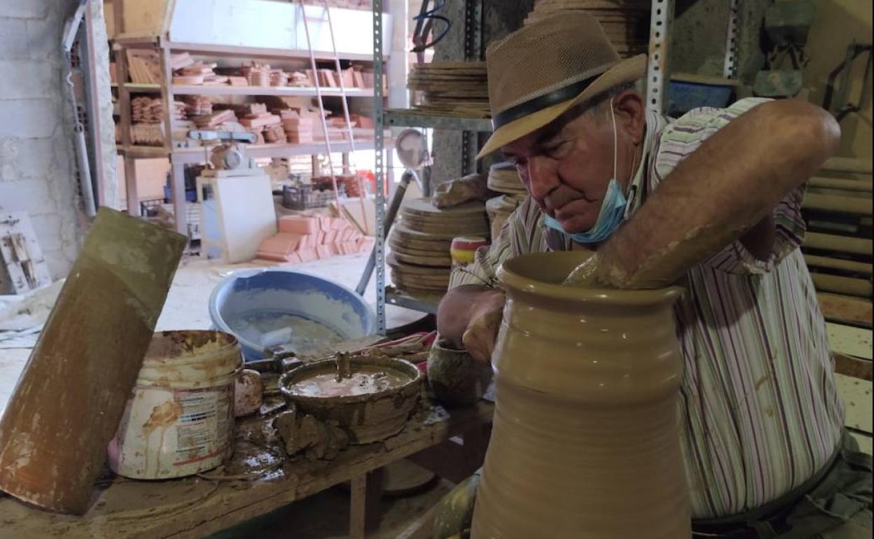 Isidro Ruiz Muros, modelando un atanor.