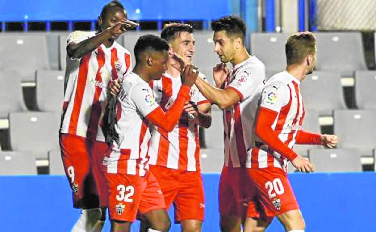 Jugadores de la UD Almería celebran la victoria conseguida esta temporada en la Nova Creu Alta.