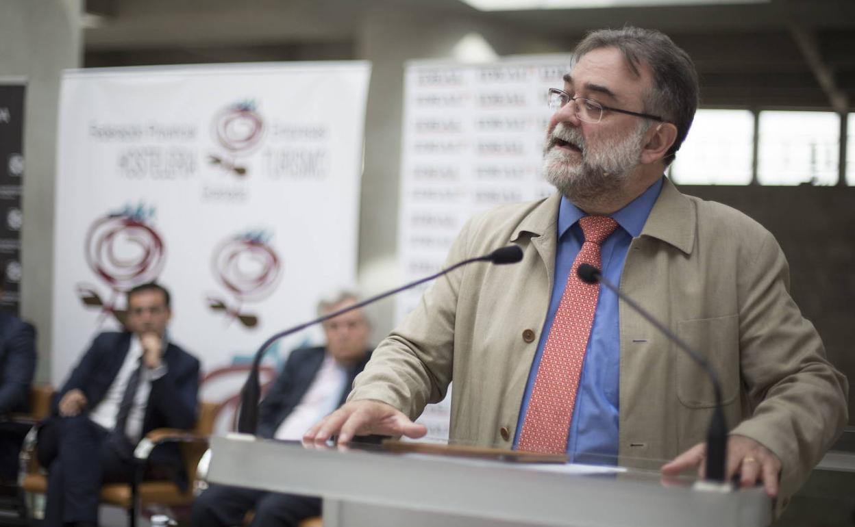 El periodista y analista de tendencias del sector turístico Fernando Gallardo, en una imagen de archivo, durante una conferencia en Granada. 