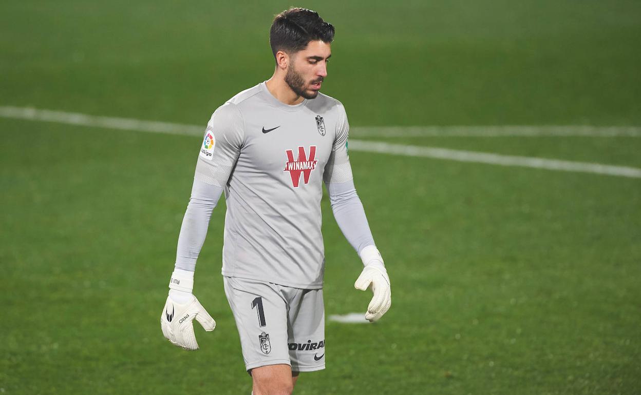 Rui Silva mira hacia el césped tras encajar un gol en el Estadio de la Cerámica. 