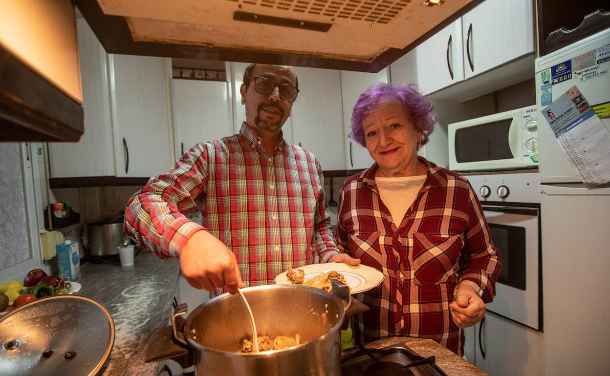 Kamal, persona sin hogar, en la nueva vivienda en la que le han acogido.