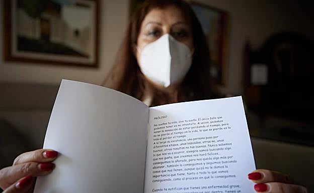 Mari Carmen muestra el inicio del libro.