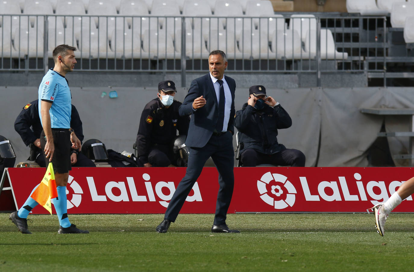 José Gomes hace apreciaciones a sus jugadores durante el partido. 
