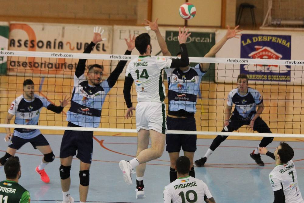 Fornés intenta superar el bloqueo de Igor Silva. 