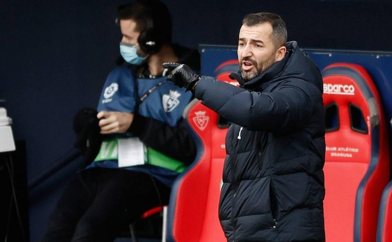 Diego Martínez da indicaciones a sus jugadores durante el partido en El Sadar. 