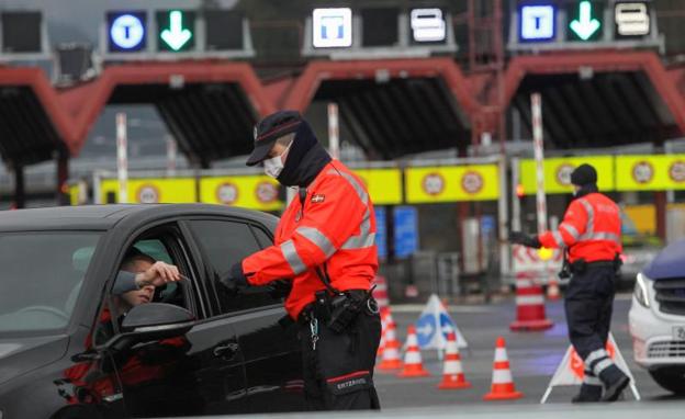 Bruselas aconseja aislar las zonas con una incidencia superior a 500 casos