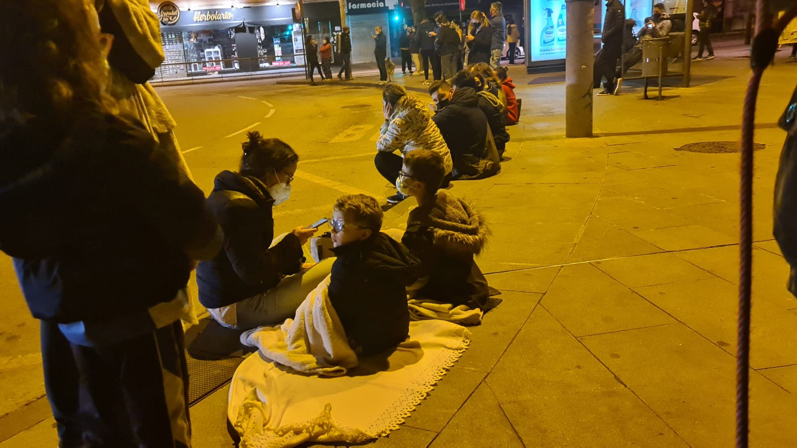 Calles y plazas se llenan de personas que salen de sus viviendas tras los terremotos.