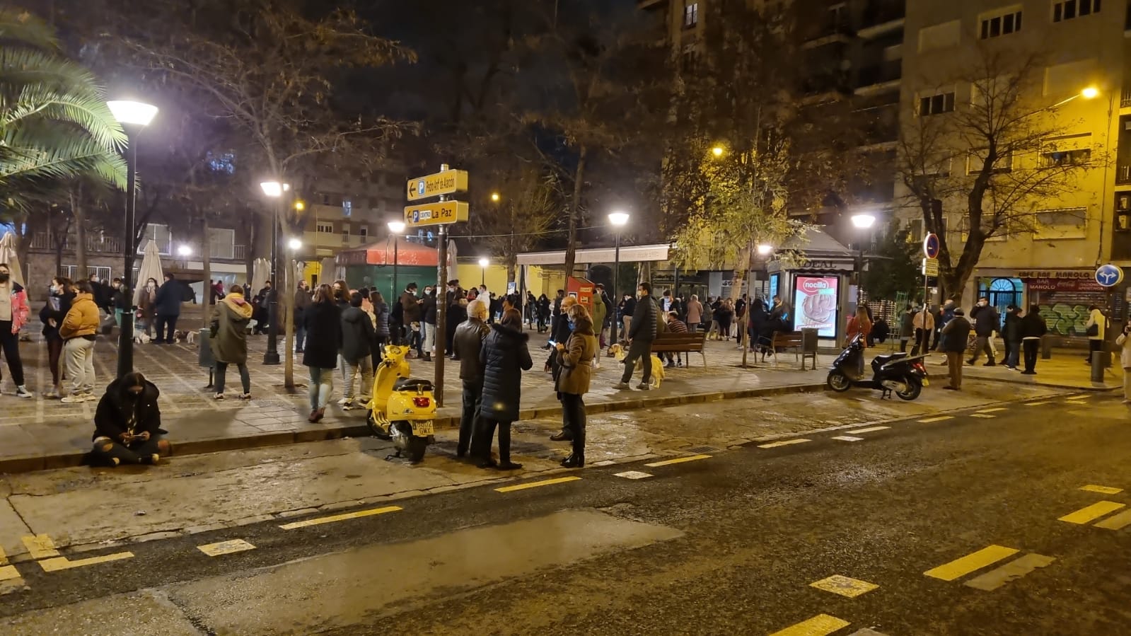 Calles y plazas se llenan de personas que salen de sus viviendas tras los terremotos.