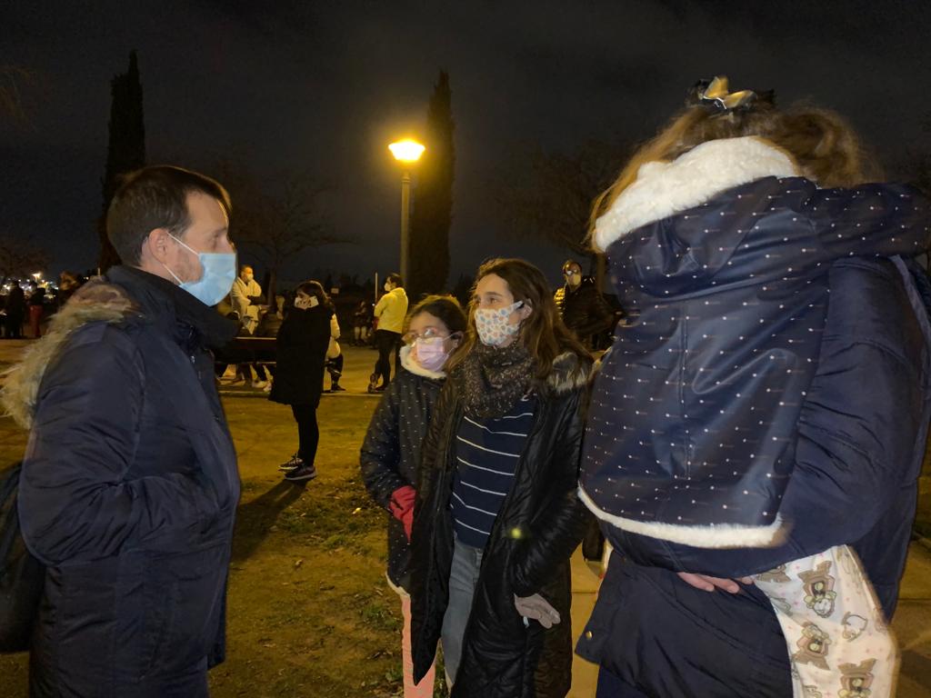 Calles y plazas se llenan de personas que salen de sus viviendas tras los terremotos.