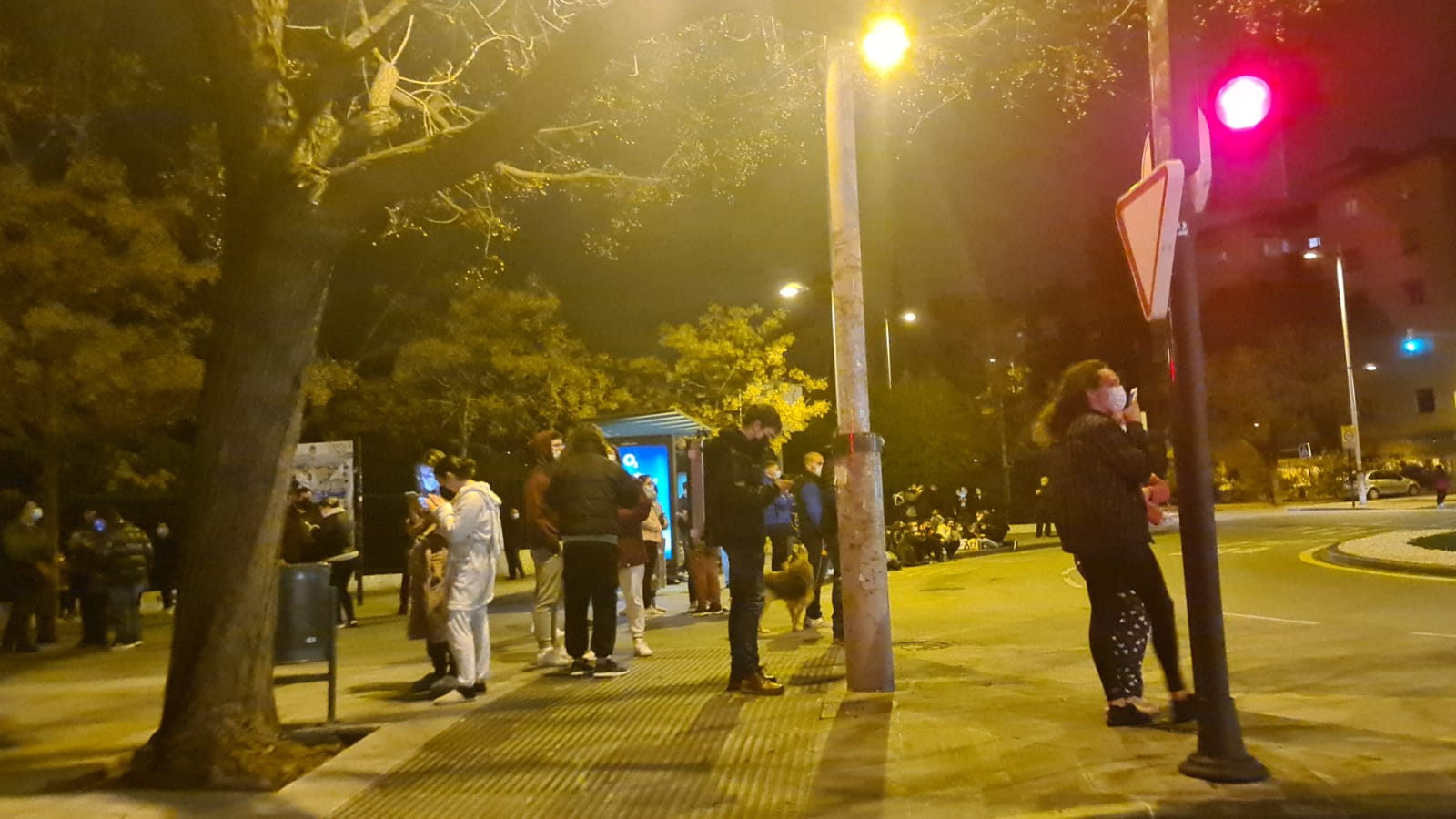 Calles y plazas se llenan de personas que salen de sus viviendas tras los terremotos.