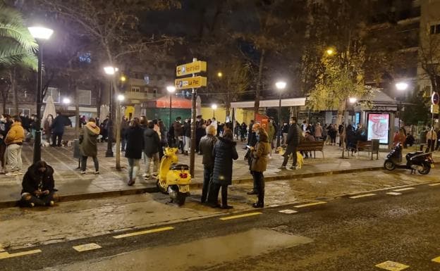 Numerosas personas se echan a la calle tras la sucesión de terremotos en Granada