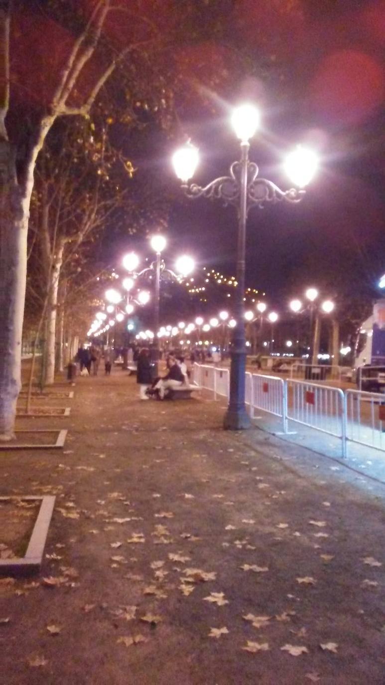 Calles y plazas se llenan de personas que salen de sus viviendas tras los terremotos.