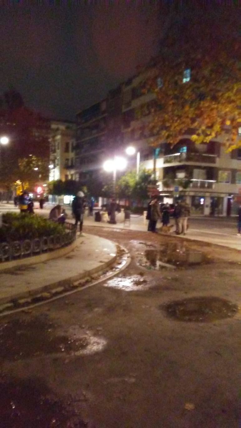 Calles y plazas se llenan de personas que salen de sus viviendas tras los terremotos.