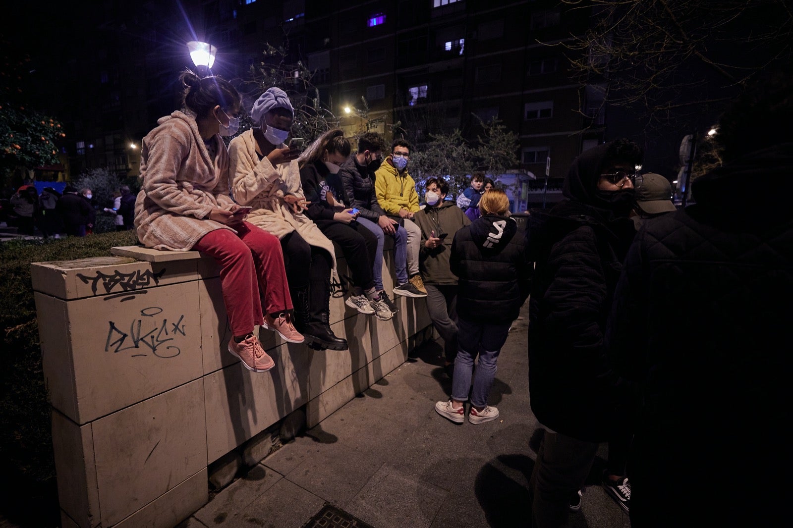 Calles y plazas se llenan de personas que salen de sus viviendas tras los terremotos.