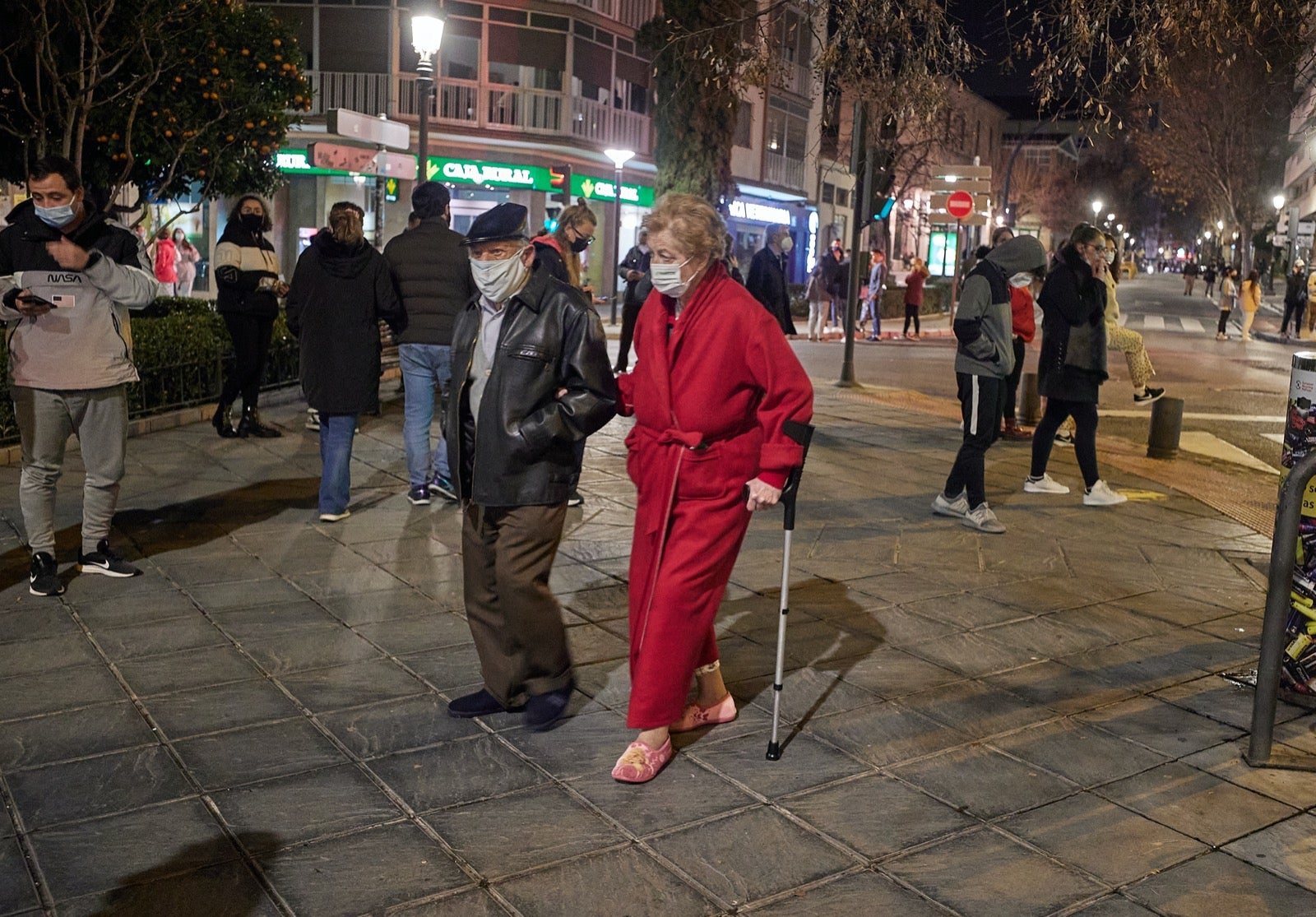 Calles y plazas se llenan de personas que salen de sus viviendas tras los terremotos.