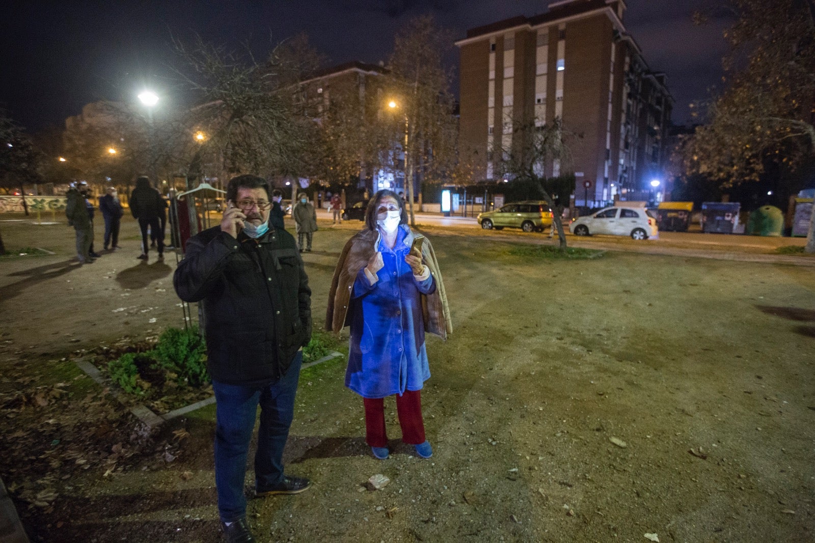 Calles y plazas se llenan de personas que salen de sus viviendas tras los terremotos.