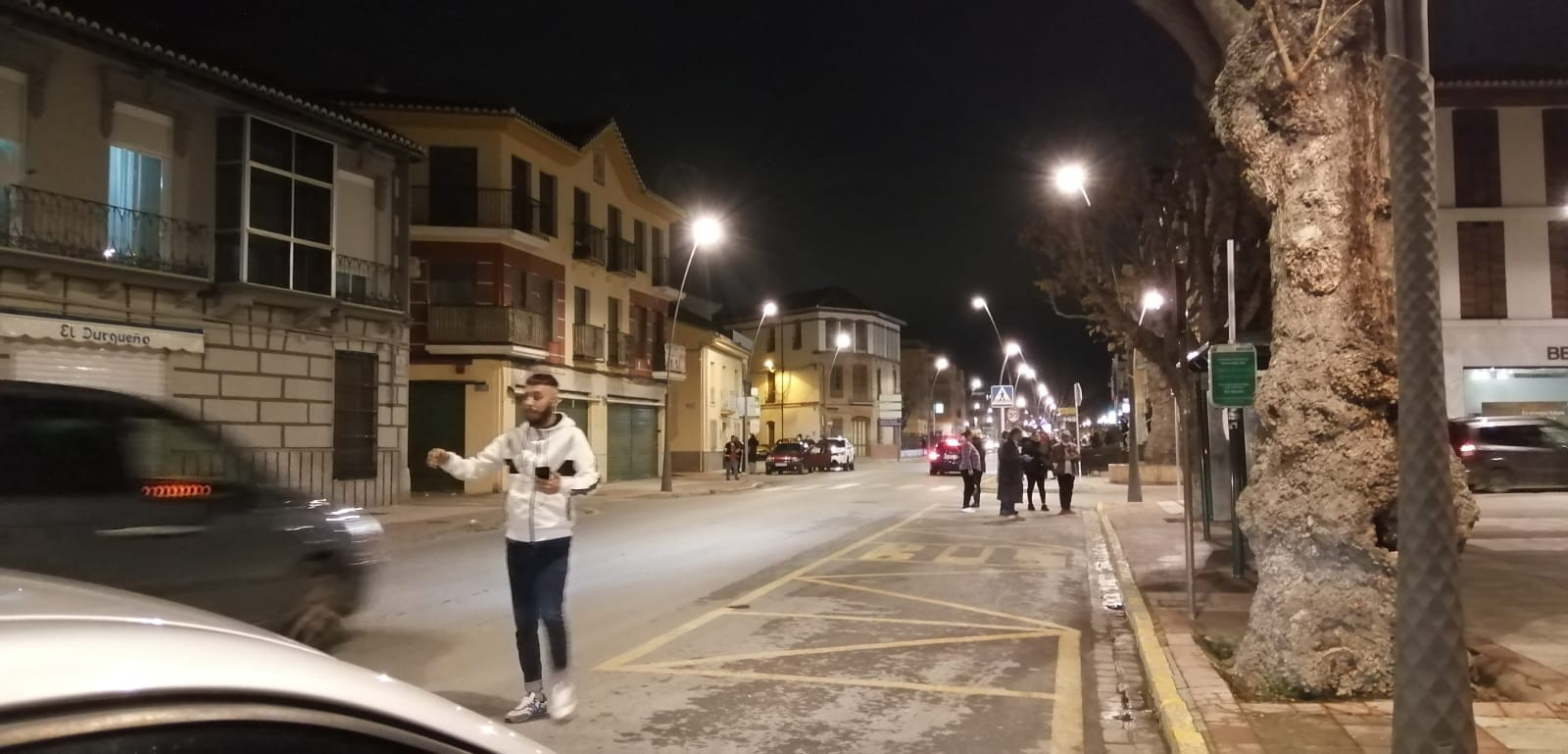 Calles y plazas se llenan de personas que salen de sus viviendas tras los terremotos.