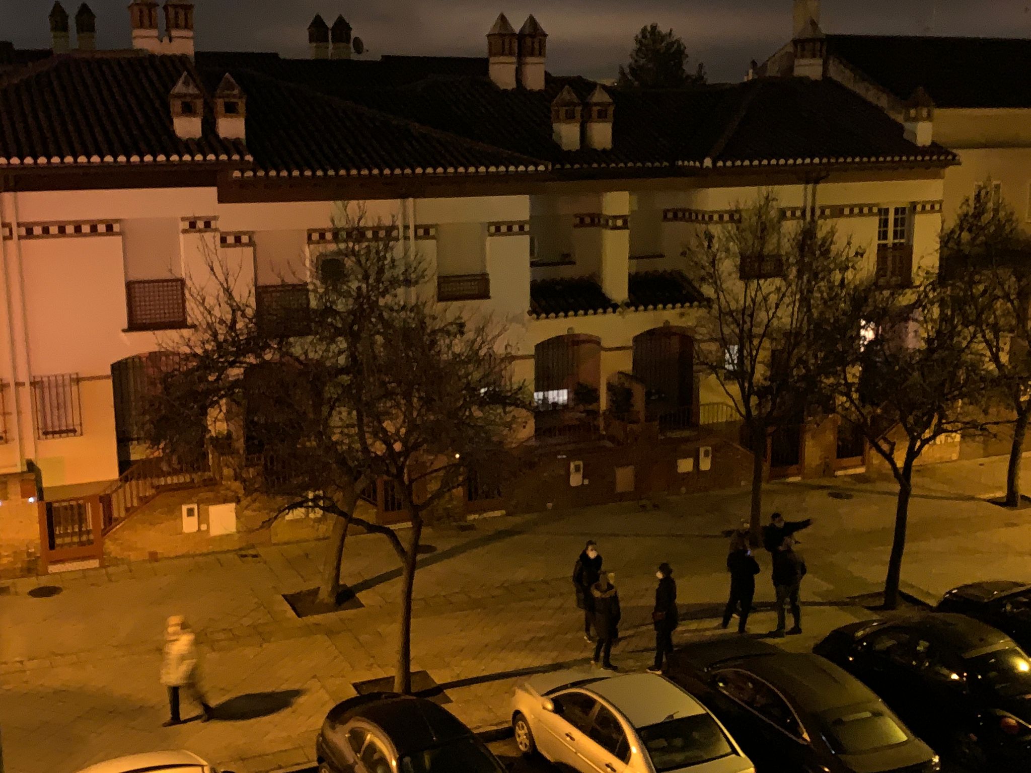 Calles y plazas se llenan de personas que salen de sus viviendas tras los terremotos.