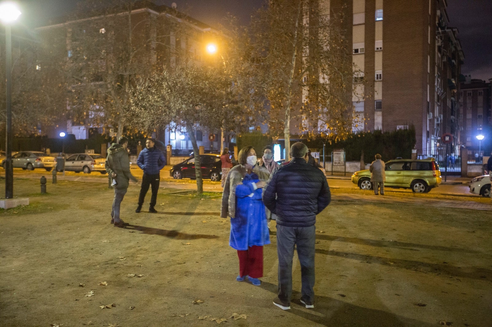 Calles y plazas se llenan de personas que salen de sus viviendas tras los terremotos.