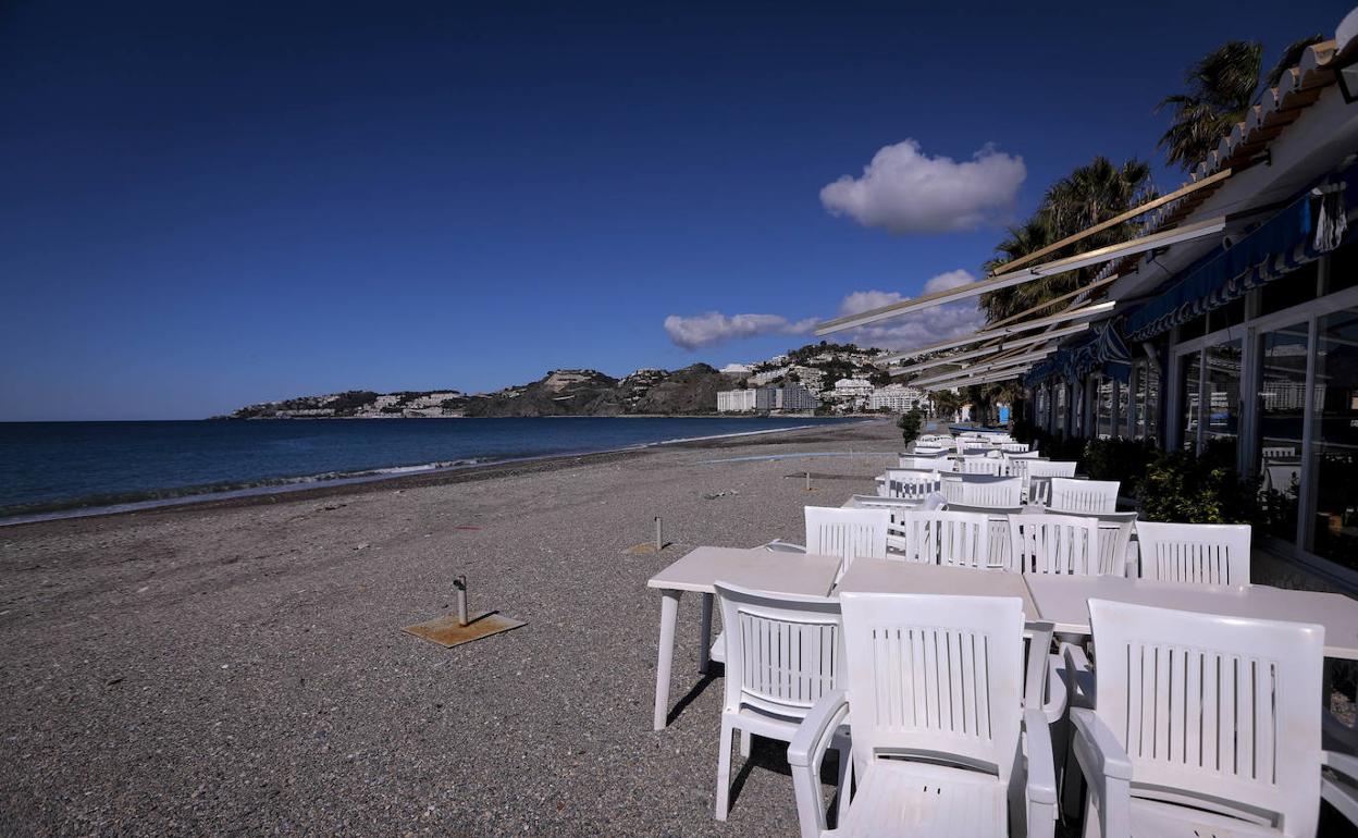 Restriccione en Granada | El cierre perimetral de la Costa envía al ERTE o al paro a los chiringuiteros