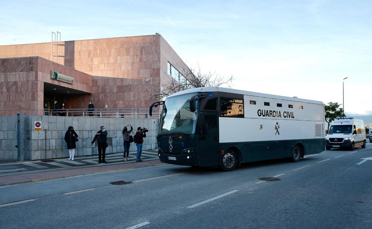 En furgón de la Guardia Civil, esta mañana a su entrada a la Ciudad de la Justicia de Málaga.