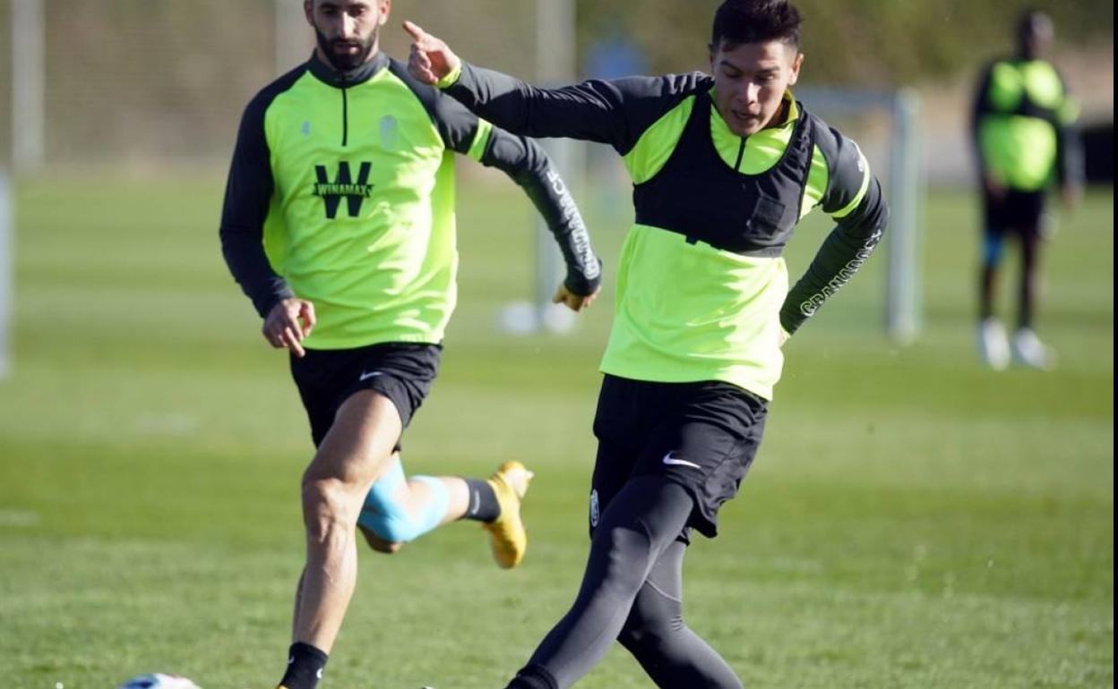 Nehuén, en una sesión, con Gonalons por detrás, en una imagen de archivo. 