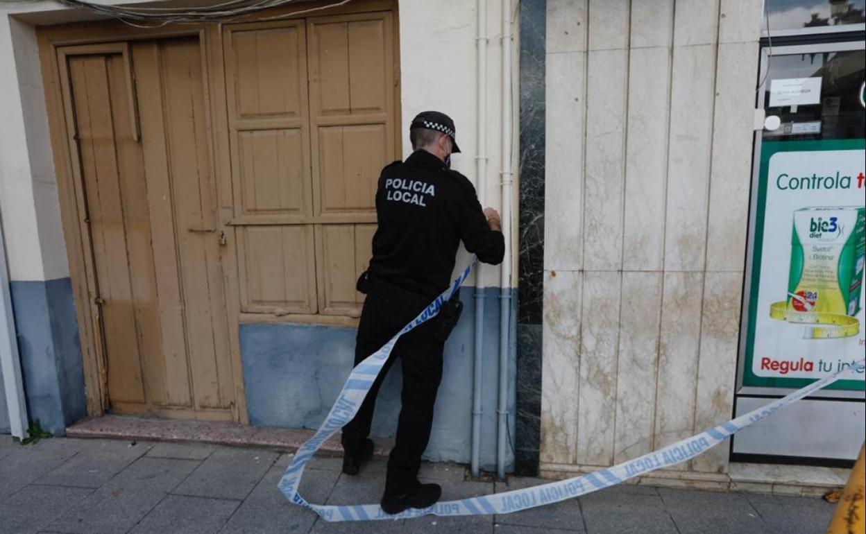 Un policía local de Santa Fe precinta una zona dañada por los terremotos