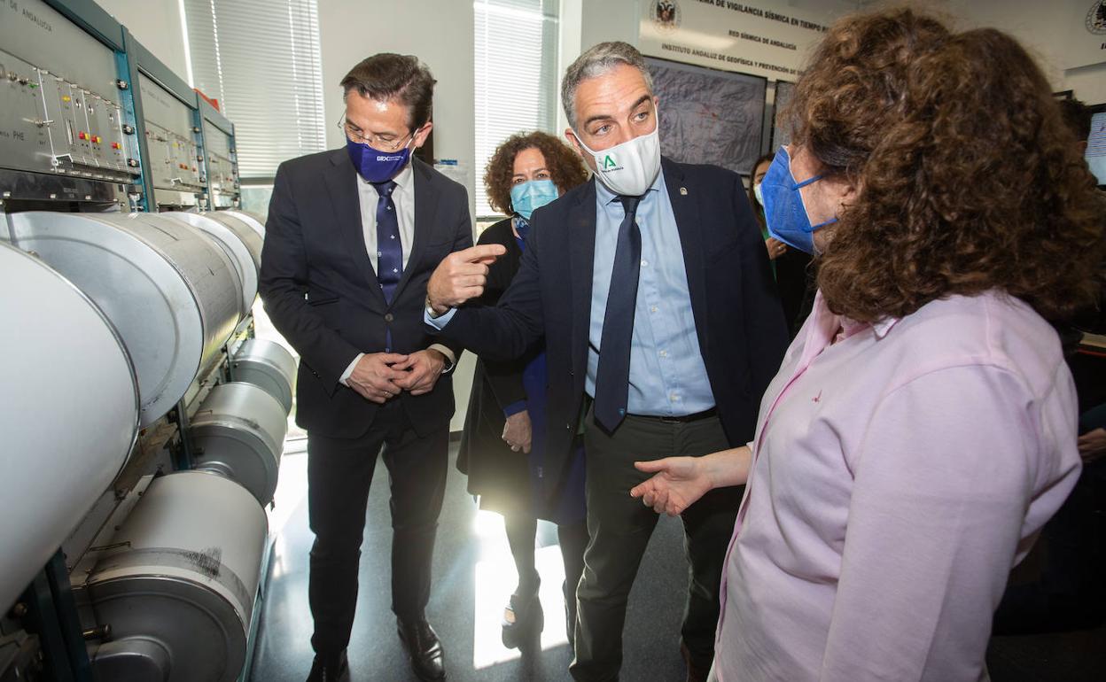 El consejero Elías Bendodo durante su visita al Instituto Andaluz de Geofísica en Granada. 