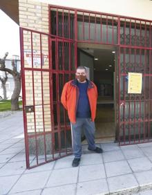 Imagen secundaria 2 - Angi, pescadera del mercado municipal, ha reabierto este jueves. Un jubilado de 86 años ensea sus papeles con lso que ha pedido una ayuda para arreglar los desperfectos de su casa por el terremoto. Un santaferino espera ser atendido en la puerta de la Oficina de Atención a los Damnificados de Santa Fe,