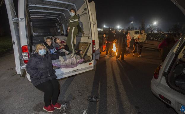 Galería. Vecinos de Santa Fe se han echado a la calle otra noche más y se han refugiado en sus vehículos.