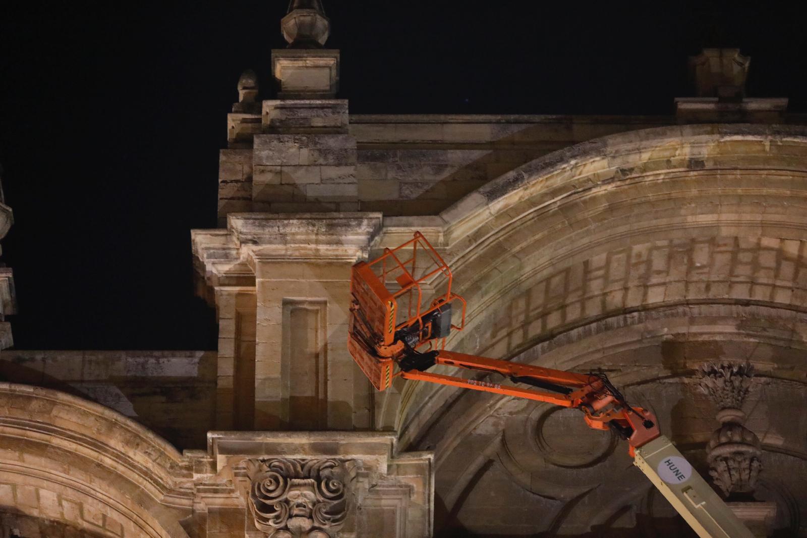 Grúa instalada para revisar la fachada de la Catedral de Granada.
