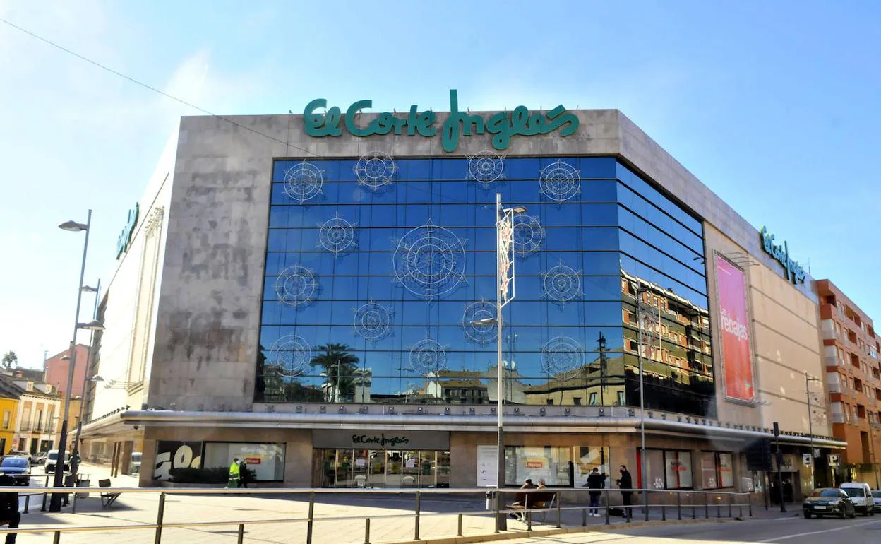 Edificio de El Corte Inglés de Linares, que cerrará sus puertas a partir de marzo. 