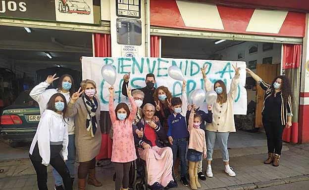 Pepe, junto a su mujer, sus hijos y nietos, ya de vuelta en casa, en Armilla