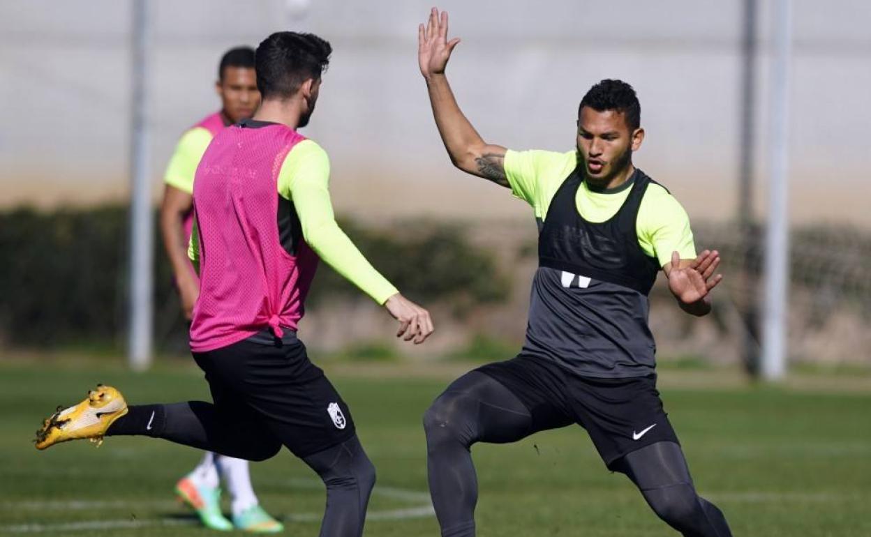 Luis Suárez presiona a Carlos Neva en el entrenamiento de este viernes. 